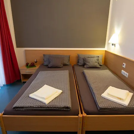 Night Hotel *